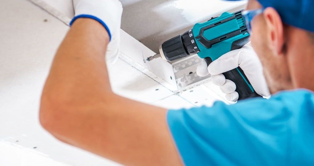 Soluciones prácticas con emparrillados tee para construcciones en Panamá